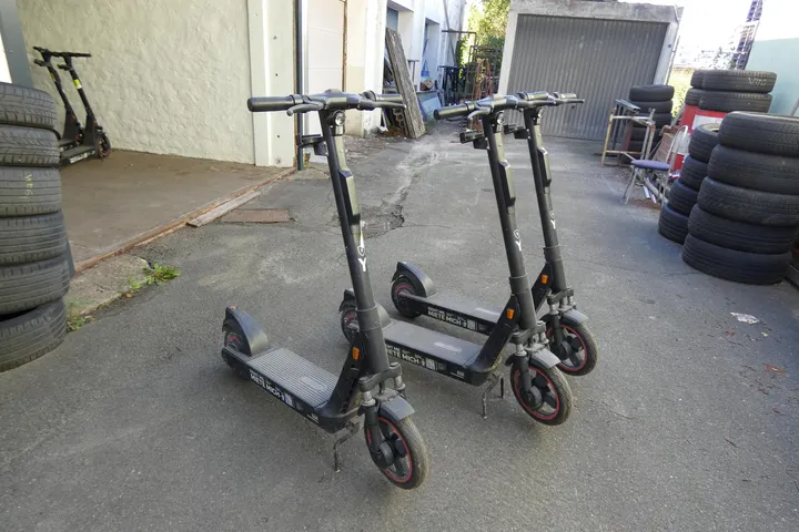 3x OKAI ES400A Profi E-Scooter